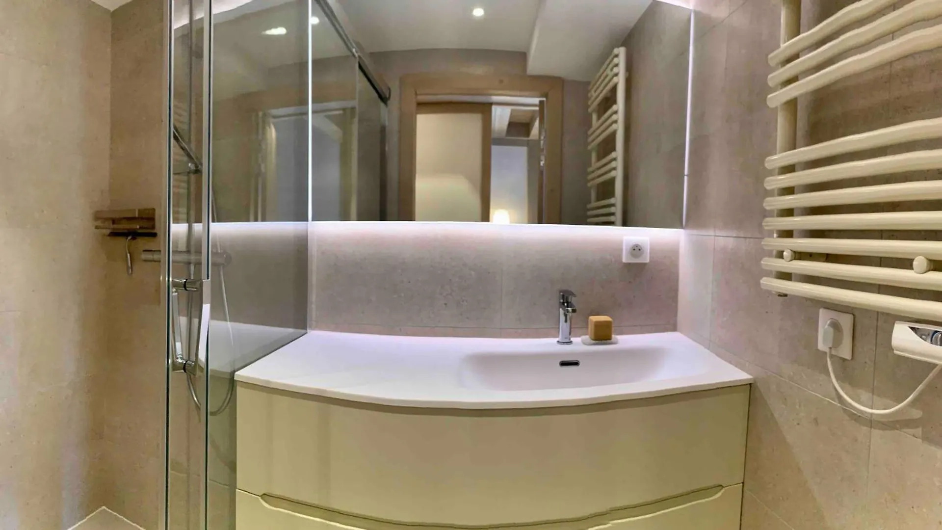 Le Chalet Sous-Toiture Nanshan : Spacieux, Lumineux Et Idealement Situe A Auron 0*,